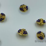 золотая пуговица с голубым кристаллом