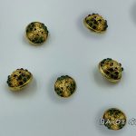 золотая пуговица с зеленым кристаллом