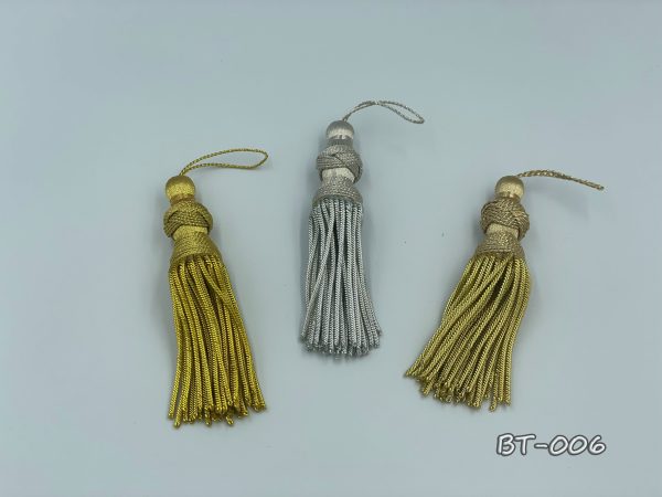 The photo shows the 12 cm Clerical tassel from bullion/metallic wire (BT-006) tassel in three colors: gold of the lyre, silver, and light gold.