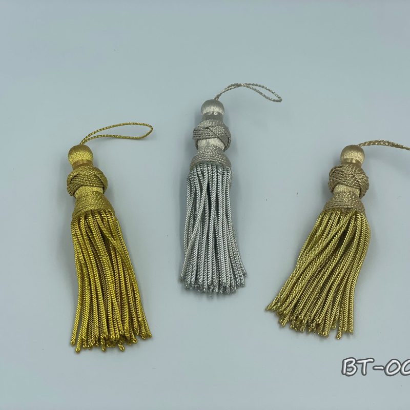 În fotografie este prezentat Ciucuri de sârmă BT-006 de 12 cm în trei nuanțe: auriu, argintiu și auriu deschis.