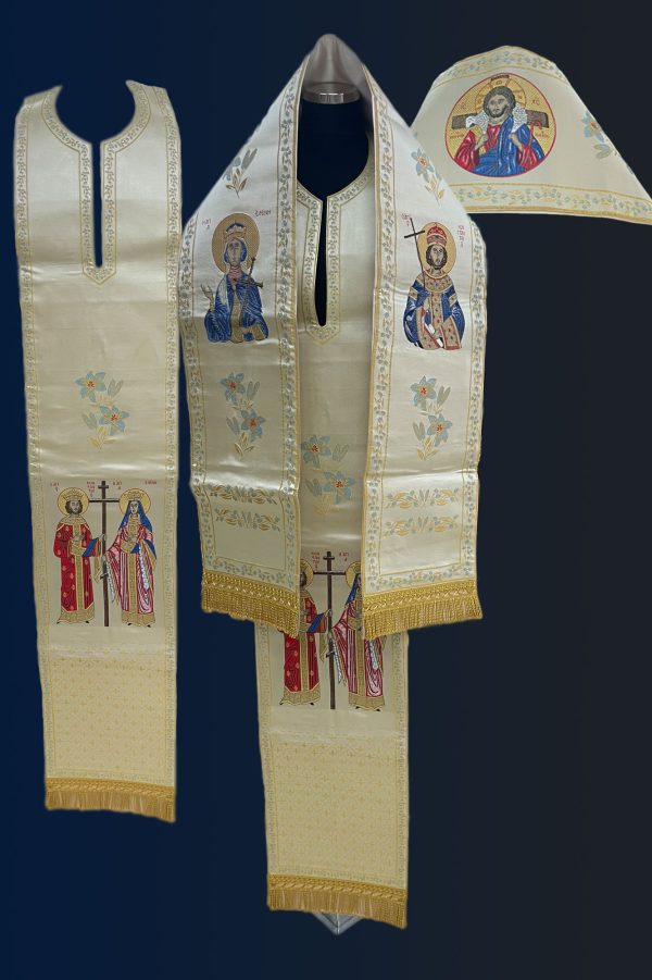 Στην εικόνα φαίνεται το Χρυσοϋφαντο Αρχιερατικό σετ 'Κωνσταντίνου και Ελένης' σε λευκό φόντο. Από αριστερά προς τα δεξιά: το πετραχήλι με τους αγίους Κωνσταντίνο και Ελένη, το πετραχήλι με το ωμοφόριο από πάνω, το πίσω μέρος του ωμοφορίου με τον Χριστό.