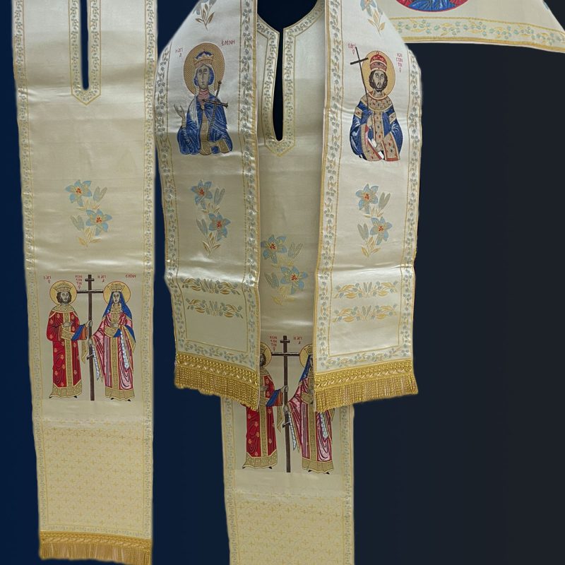 Στην εικόνα φαίνεται το Χρυσοϋφαντο Αρχιερατικό σετ 'Κωνσταντίνου και Ελένης' σε λευκό φόντο. Από αριστερά προς τα δεξιά: το πετραχήλι με τους αγίους Κωνσταντίνο και Ελένη, το πετραχήλι με το ωμοφόριο από πάνω, το πίσω μέρος του ωμοφορίου με τον Χριστό.